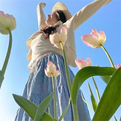 草丛中的人 海报